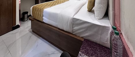 Habitación triple familiar | Camas con efecto memoria, escritorio y espacio para trabajar con laptop