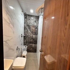 Family Triple Room | Bathroom | Towels - Hotel Orchid Inn - Andheri (Mumbai)