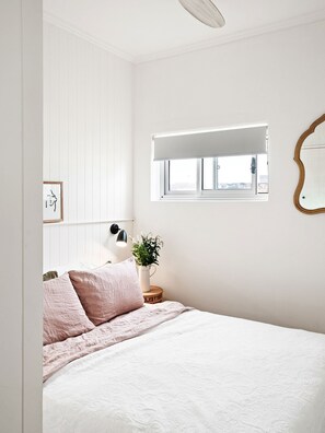2 Schlafzimmer, Schreibtisch, Bügeleisen/Bügelbrett, Reisekinderbett
