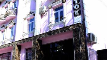 Un edificio rosa con el letrero "HOTEL VOSTOK" en la fachada.