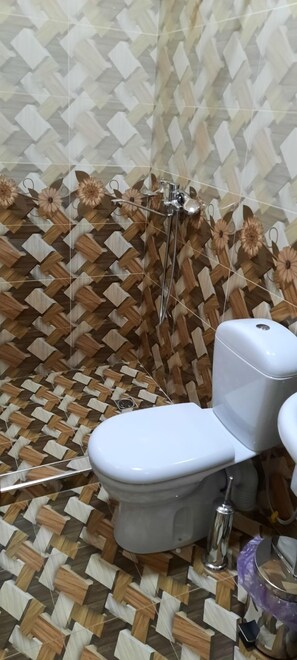 Familien-Doppelzimmer | Badezimmer | Dusche, kostenlose Toilettenartikel, Haartrockner, Hausschuhe