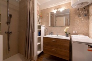 Douche, sèche-cheveux, serviettes fournies