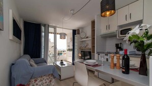 Ein modernes Apartment mit Wohnbereich, Essbereich und Küche.