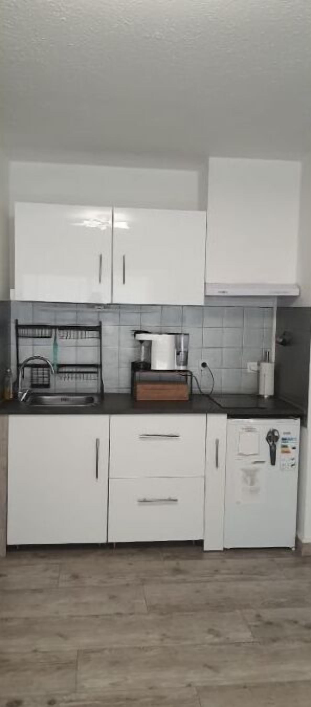 Réfrigérateur, micro-ondes, plaque de cuisson, cafetière/bouilloire