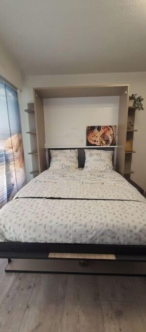 1 bedroom, travel crib, free WiFi, bed sheets - Secure home-automated 25 m2 studio (Orange)