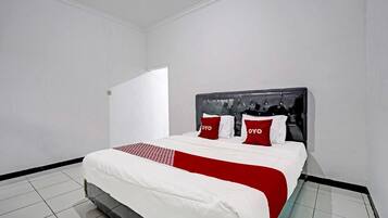 Standard Double Room | Desk, laptop workspace, free WiFi, bed sheets