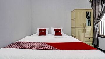 Kamar Double Standar | Meja kerja, ruang kerja ramah laptop, Wi-Fi gratis, dan seprai linen