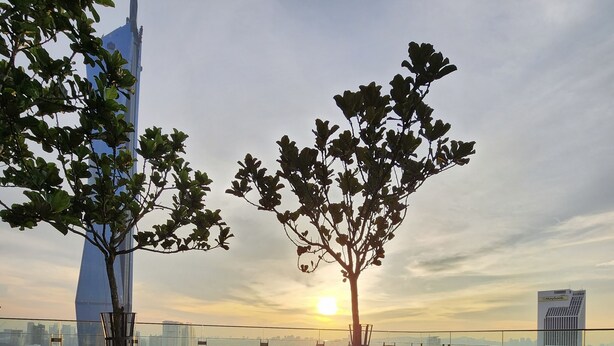 A rooftop pool with a view of a city skyline and a tall building in the background. - The Robertson Residence (Kuala Lumpur)