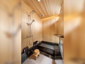 Traditional-Haus, 2 Schlafzimmer, Küche, Gartenblick | Badezimmer | Duschwanne, Komfortbadewanne, Regendusche, kostenlose Toilettenartikel