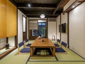 บ้านพักทราดิชันนัล, 2 ห้องนอน, ห้องครัว, วิวสวน | บริเวณนั่งเล่น | ทีวีจอแบน, พื้นอุ่น