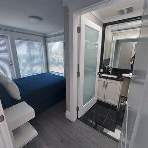 3 bedrooms, Egyptian cotton sheets, premium bedding, down duvets - Sunset Mews Luxurious 3 Bed Townhouse  (Vancouver)