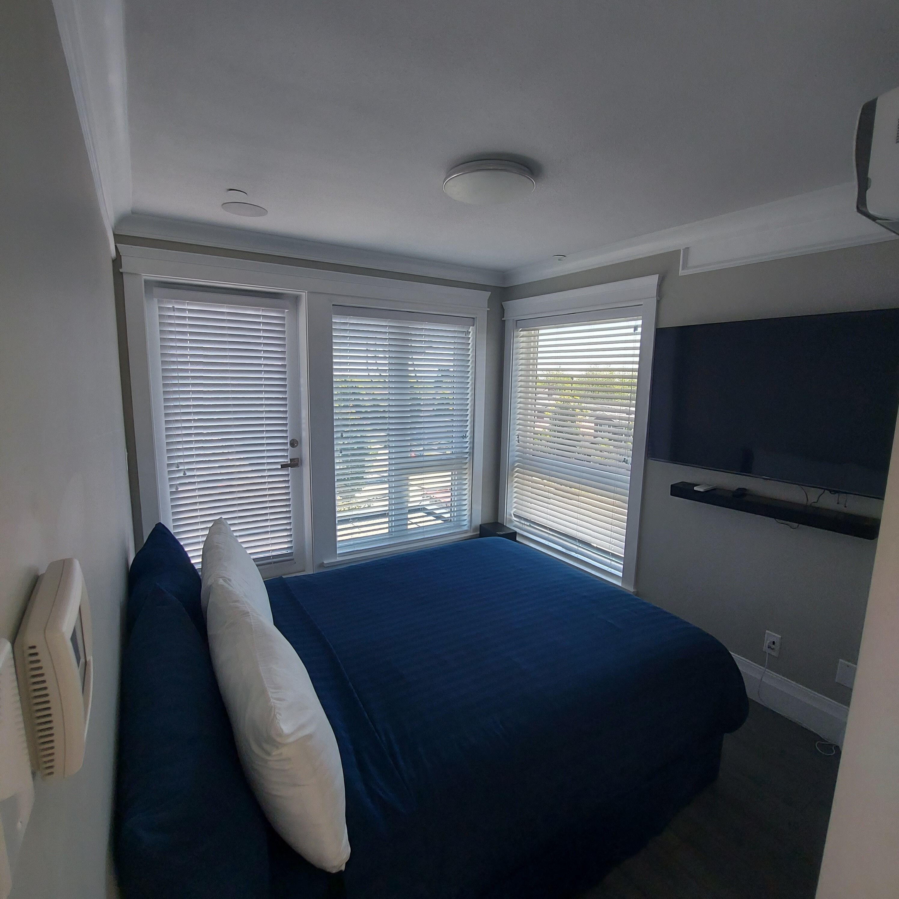 3 bedrooms, Egyptian cotton sheets, premium bedding, down duvets