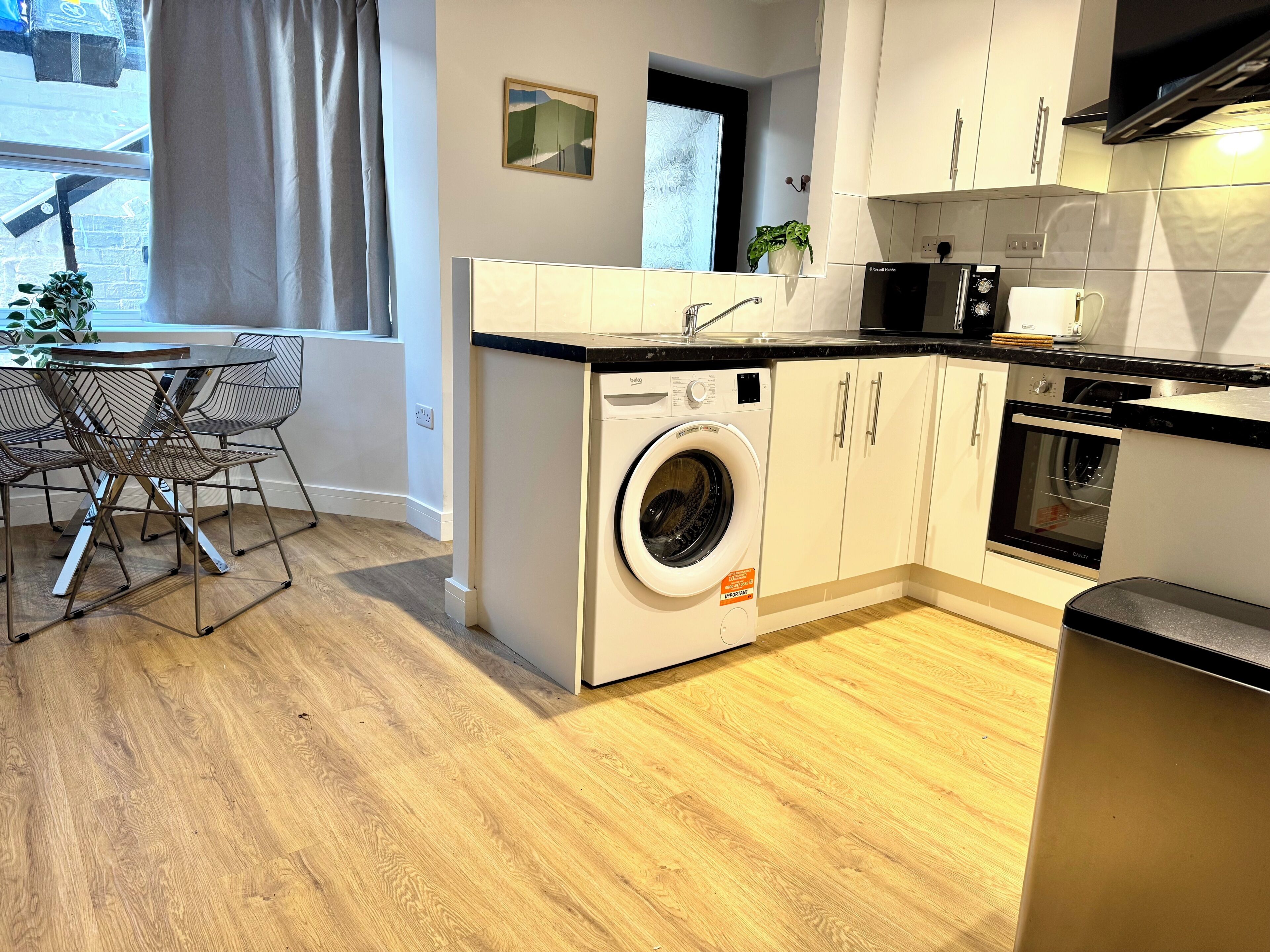 Coffee/tea maker, microwave, dishwasher