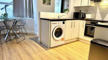 Coffee/tea maker, microwave, dishwasher