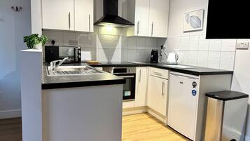 Coffee/tea maker, microwave, dishwasher