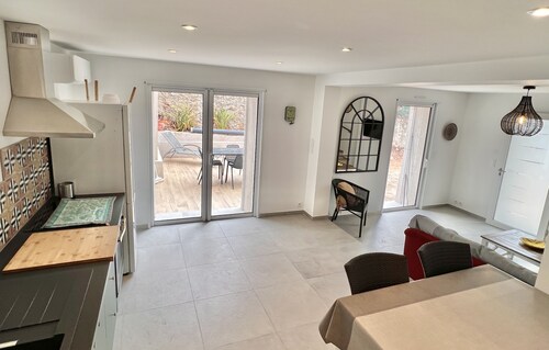 House near the city center, beaches and train station. Sea view, large terrace.