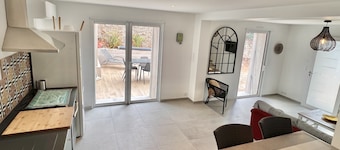 House near the city center, beaches and train station. Sea view, large terrace.