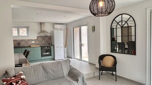 Una sala de estar moderna con un sofá, una mesa de centro de madera y una cesta de mimbre.