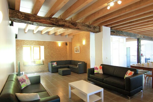 Smart TV, DVD player, table tennis, stereo