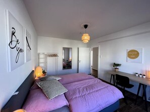 2 makuuhuonetta, työpöytä, ilmainen Wi-Fi, vuodevaatteet