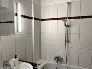 Handtücher, Seife, Toilettenpapier