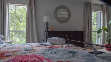 4 bedrooms, desk, iron/ironing board, free WiFi