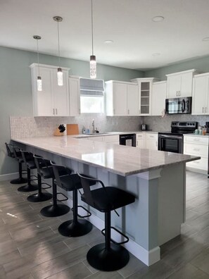 Fridge, microwave, oven, stovetop - The Bird's Nest *Monthly Special*: Pet/Family Friendly, 10 mins to DT by Sawgrass Park (St. Petersburg)