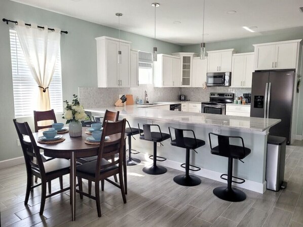 Fridge, microwave, oven, stovetop - The Bird's Nest *Monthly Special*: Pet/Family Friendly, 10 mins to DT by Sawgrass Park (St. Petersburg)