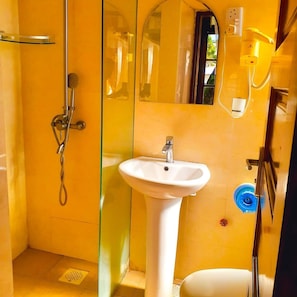 Baignoire et douche séparées, douche à « effet pluie »