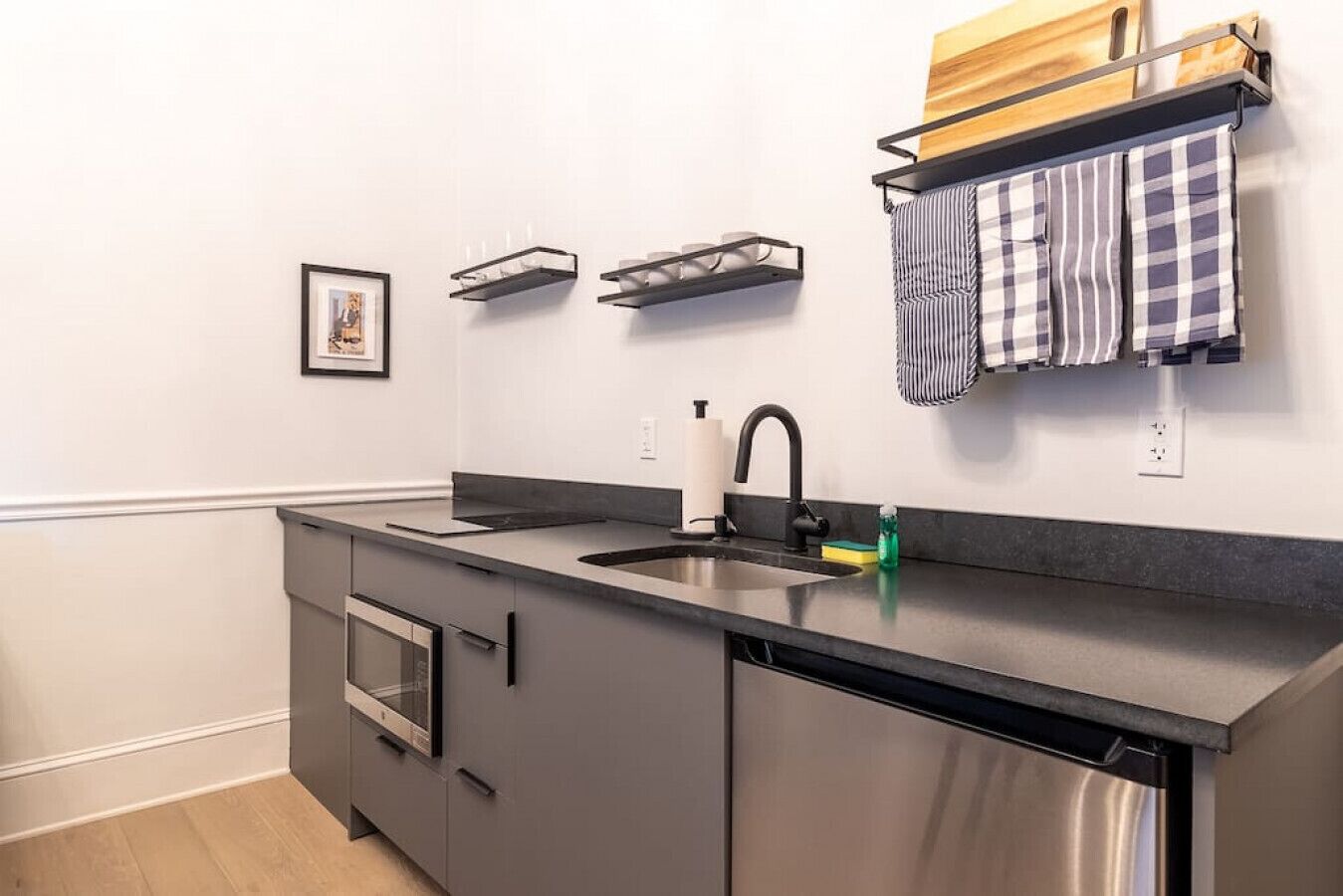 Frigorifero, microonde, piano cottura, macchina per tè/caffè