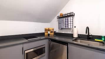 Een magnetron, een kookplaat, een koffiezetapparaat/waterkoker