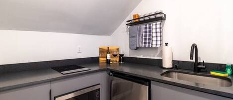 Microones, placa de cuina i cafetera i tetera