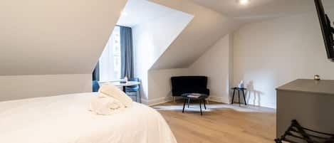 1 bedroom, desk, WiFi, bed sheets