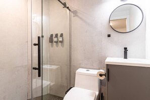 Rainfall showerhead, hair dryer, slippers, towels - Thena Hotel - Spacious 1 BDRM (Philadelphia)