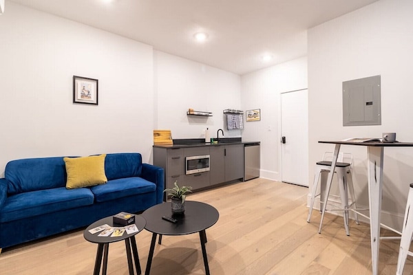 Bright & Stylish Studio with Modern Kitchen, Perfect City Getawa