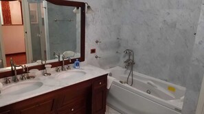 Een bidet, handdoeken, zeep, shampoo