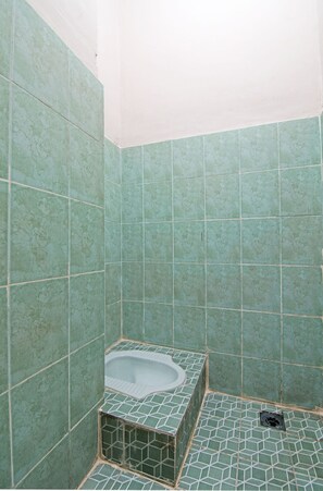 Tweepersoonskamer | Badkamer | Een douche, een regendouche, toiletpapier