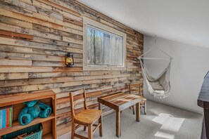 Interior - Maple Haven-Escape room, treehouse loft, fire pit, pool access, game room, grill (Berkeley Springs)