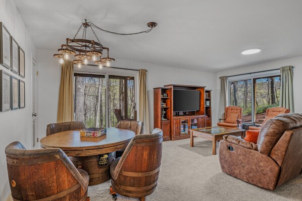 Smart TV, fireplace - Maple Haven-Escape room, treehouse loft, fire pit, pool access, game room, grill (Berkeley Springs)