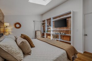 5 bedrooms, desk, iron/ironing board, travel crib