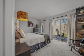 5 bedrooms, desk, iron/ironing board, travel crib - Maple Haven-Escape room, treehouse loft, fire pit, pool access, game room, grill (Berkeley Springs)