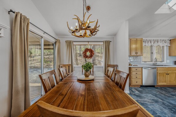 Dining - Maple Haven-Escape room, treehouse loft, fire pit, pool access, game room, grill (Berkeley Springs)