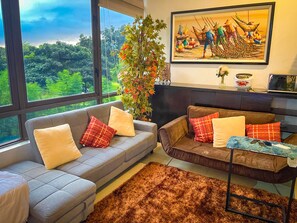 TV - Spacious Loft in BGC with Golf and Sunset View (Taguig)