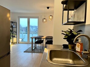 Een koelkast, een magnetron, een kookplaat, een vaatwasser