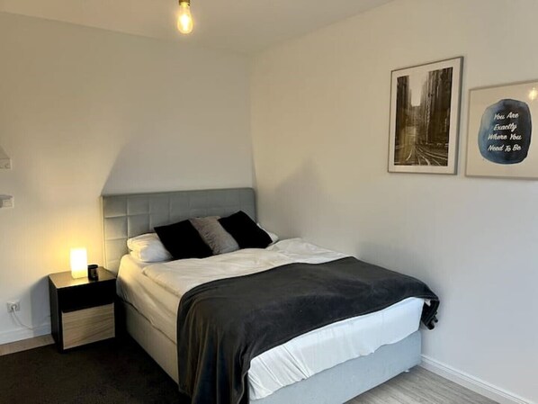 2 slaapkamers, een bureau, een strijkplank/strijkijzer, gratis wifi