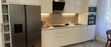 冰箱、微波炉、烤箱、炉灶