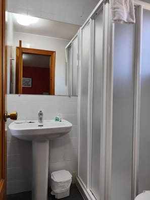 Economy Double Room | Bathroom