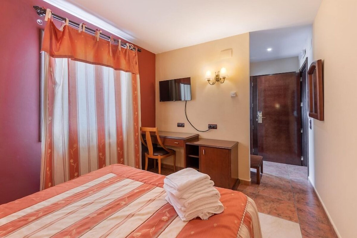 Desk, soundproofing, free WiFi, bed sheets