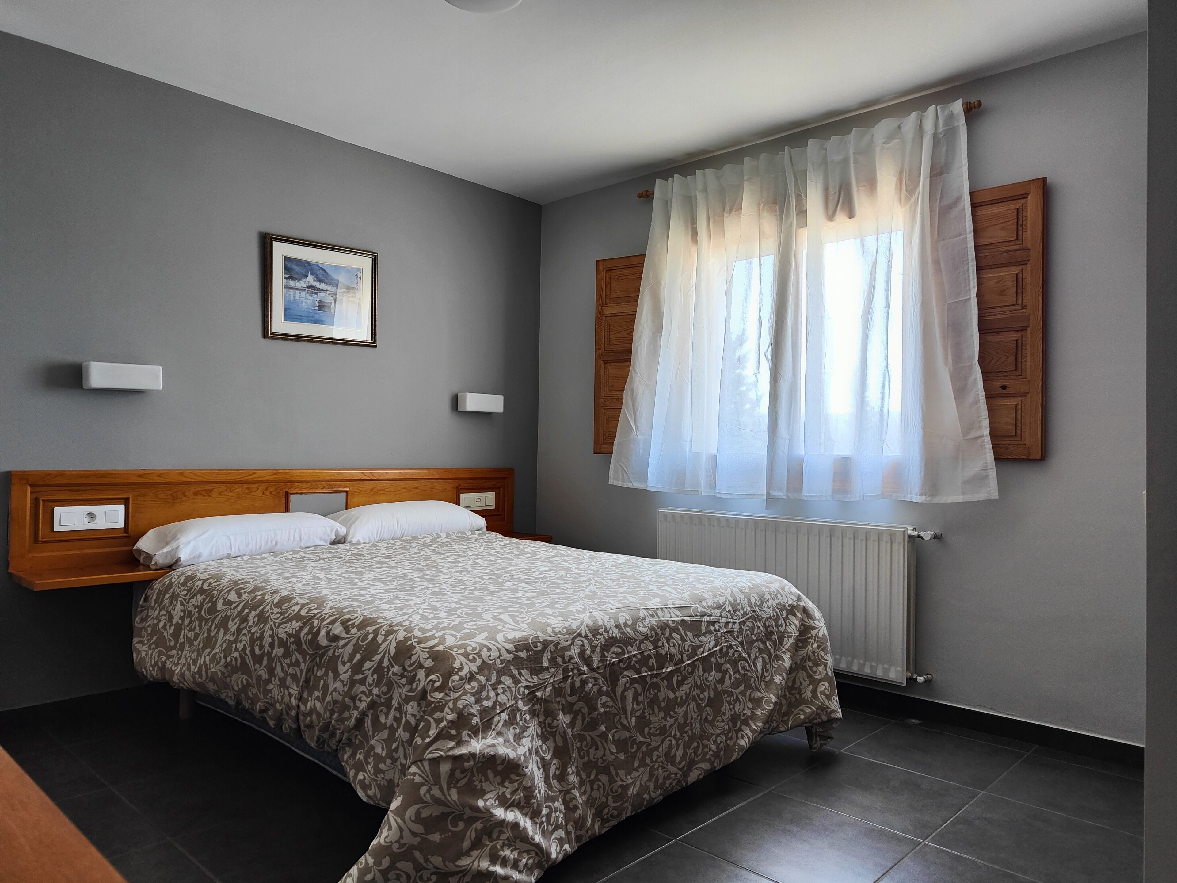 Escritorio, insonorización, wifi gratis y ropa de cama 