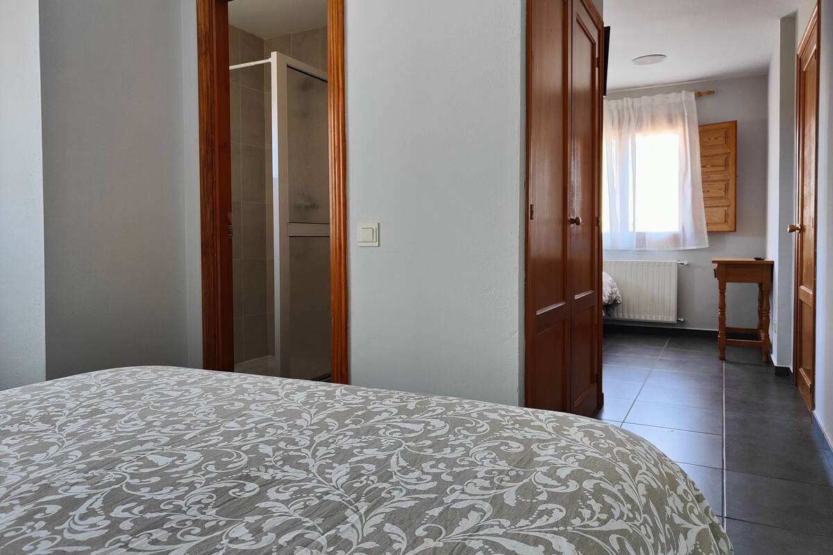 Escritorio, insonorización, wifi gratis y ropa de cama